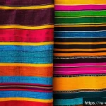 콜롬비아에서 쇼핑할 만한 기념품 - A vibrant traditional Colombian handwoven textile from the Valle del Cauca region, featuring bright ...